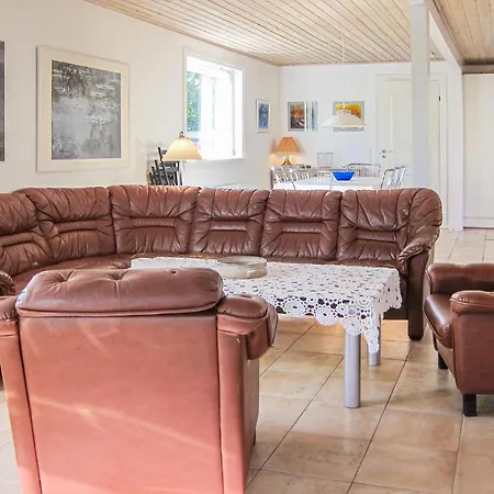 5 Bedroom Cozy In בית נופש הסלה